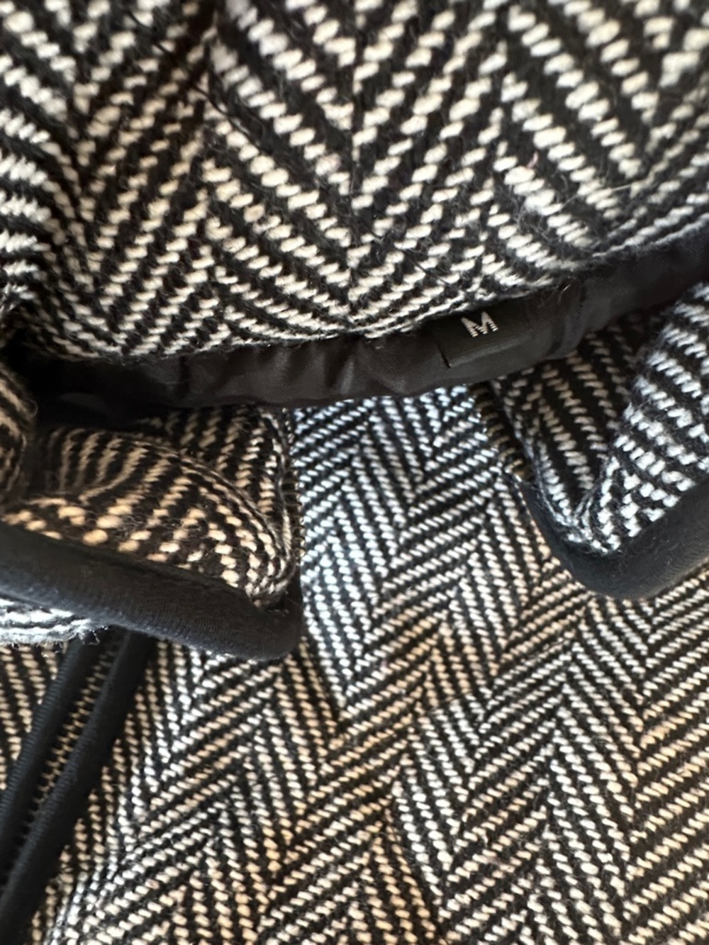 Black and white herringbone puff vest size medium - Picture 3 of 3